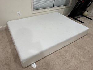 Almost New - 12” Queen Mattress - Pet Free Smoke Free Home in Aldie, VA