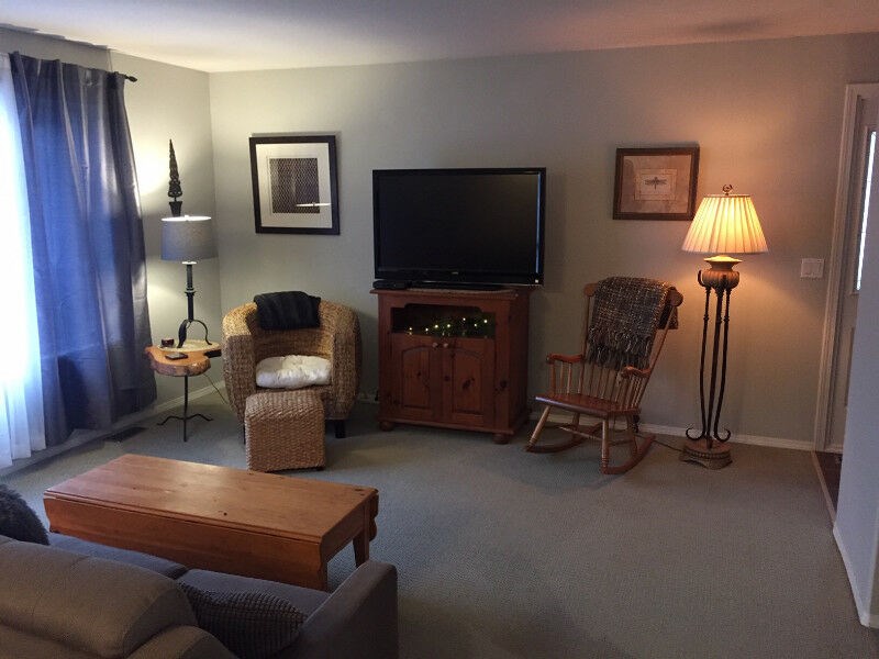 NORTH GLENMORE SPACIOUS TOWNHOUSE - MARCH 1