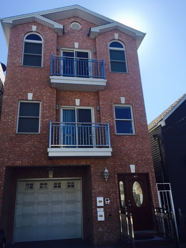 ***No Broker Fee***3BD/ 2 BATH Newer Construction In The Jersey City Heights. Walking Distance To Journal Square.