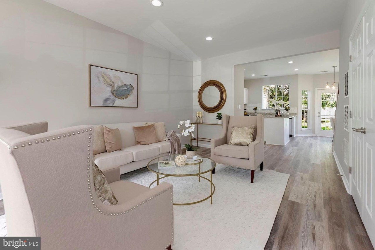 Beautifully Town Home For Rent Near Clock Tower Herndon!!