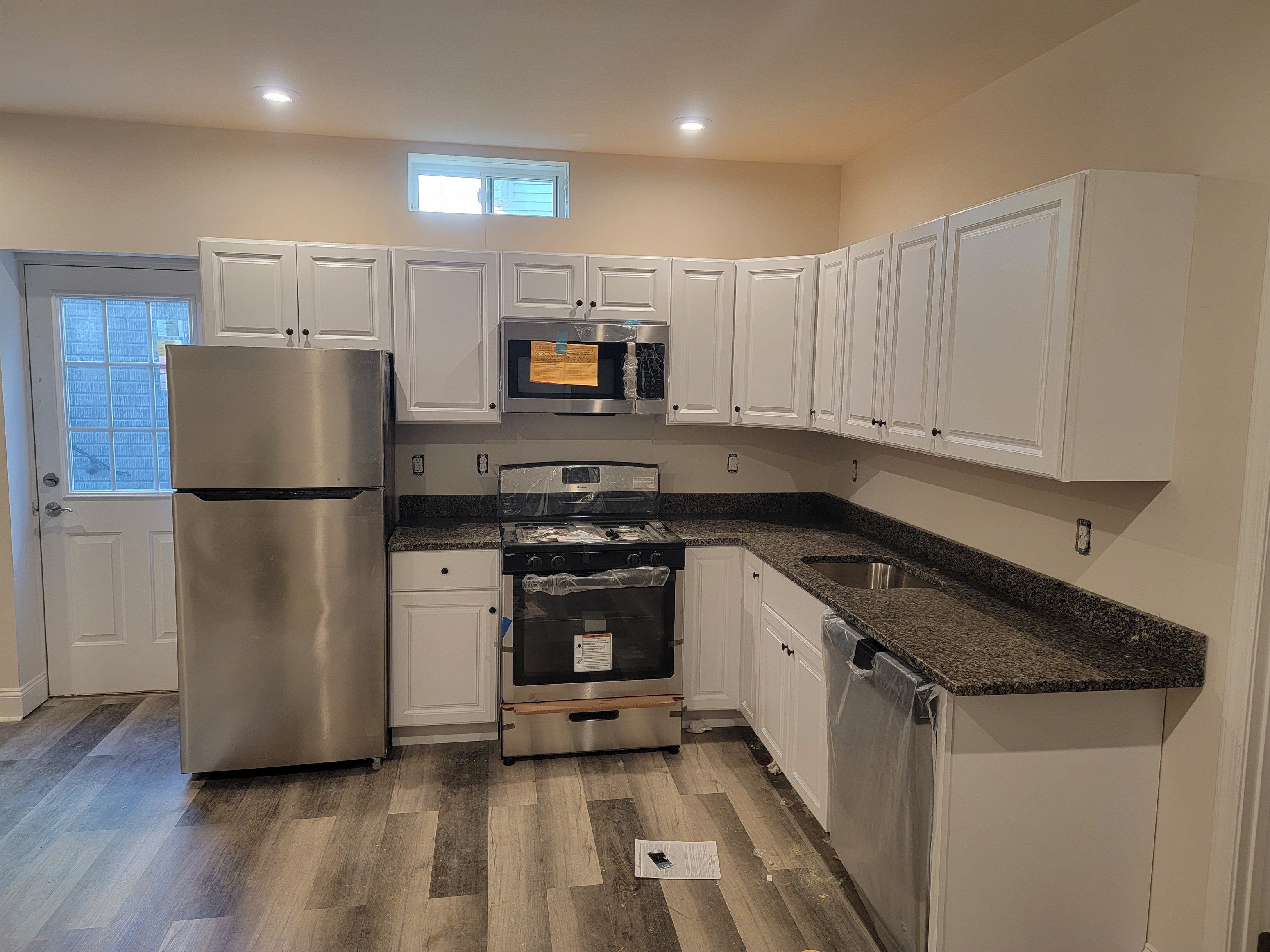 WALKOUT Furnished 2 Bed 1 Bath Full Kitchen Basement Apartment