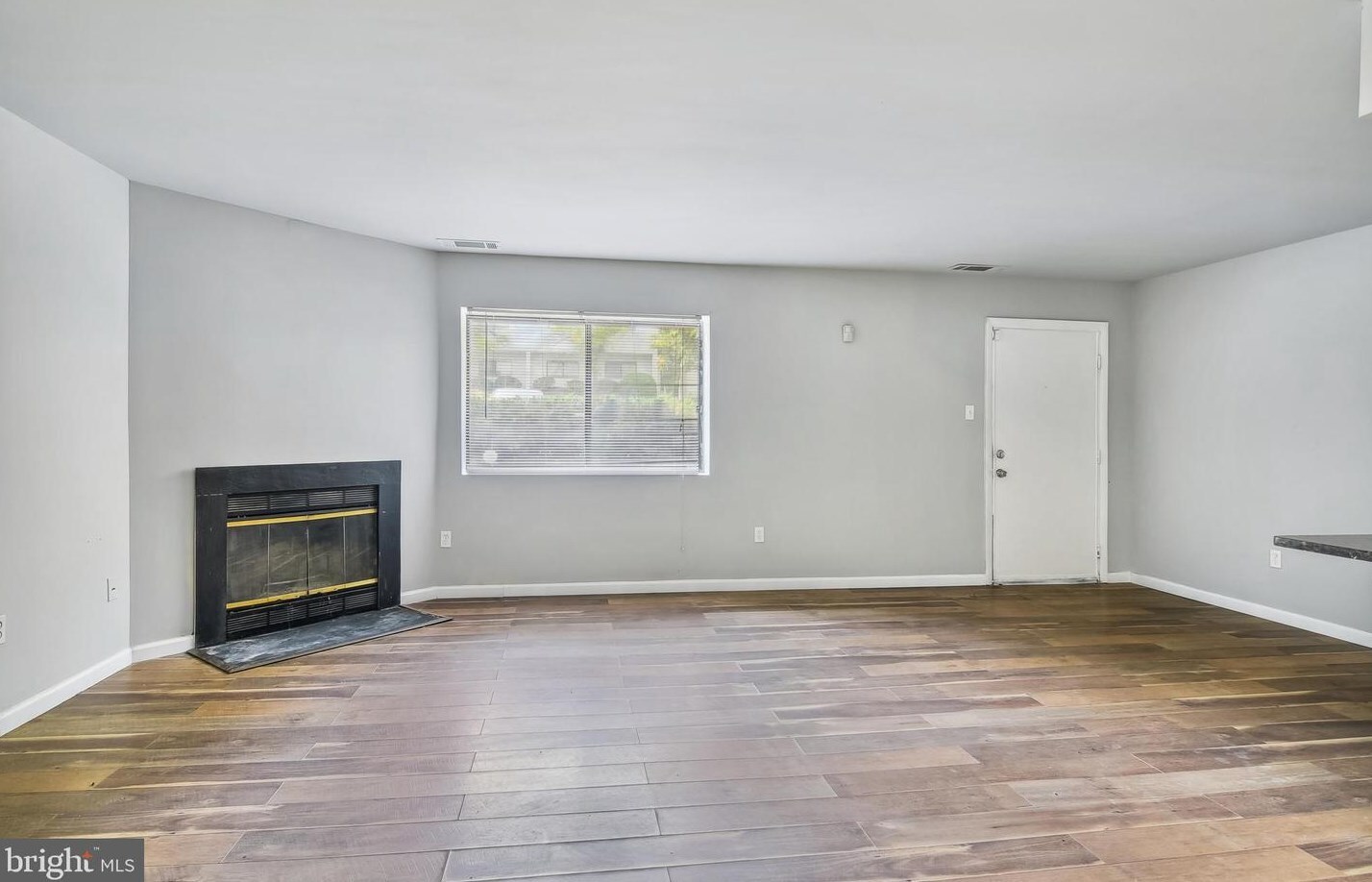 BEDROOM  WITH SEPARATE BATH AND AND WALK IN CLOSET - NEAR TOWSON UNIVERSITY