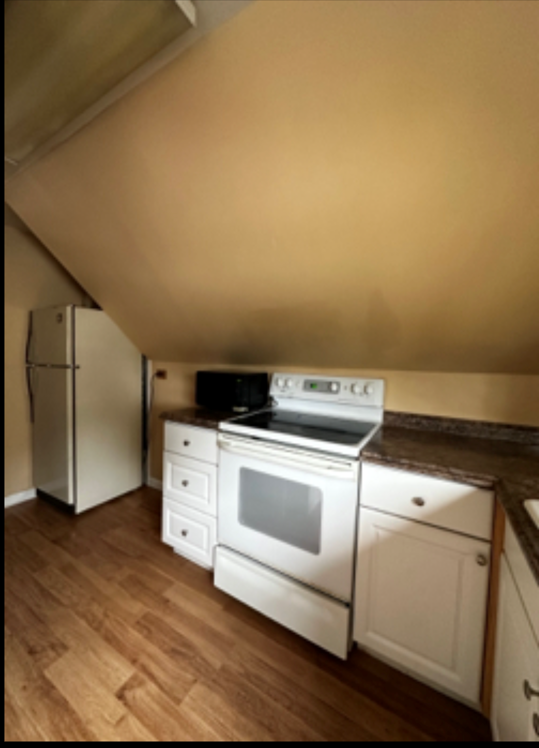 One Bed Room Studio, Full Kitchen, Full Bath With Lots Of Storage On 2nd Floor