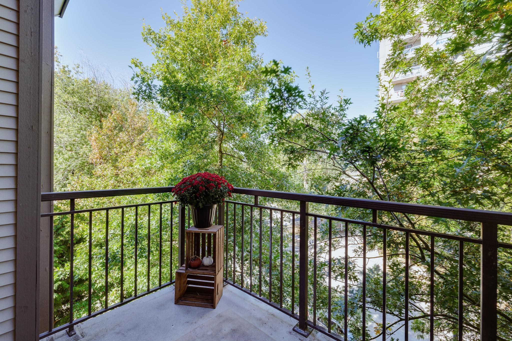 Rare Top Floor 2 Bedroom 2 Full Bath Corner Low Rise Condo In Surrey Central