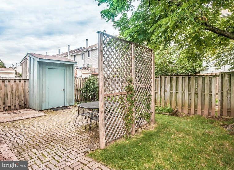 Beautiful End Unit Townhouse. Tturn-key, Move-in Ready Available Immediately In Herndon Va.