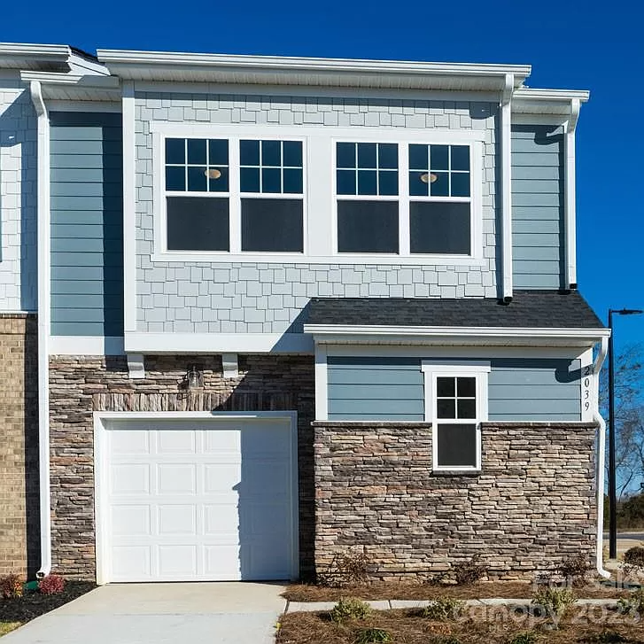 One Year Old End  Unit  Near To UNC Charlotte In Farmington Community