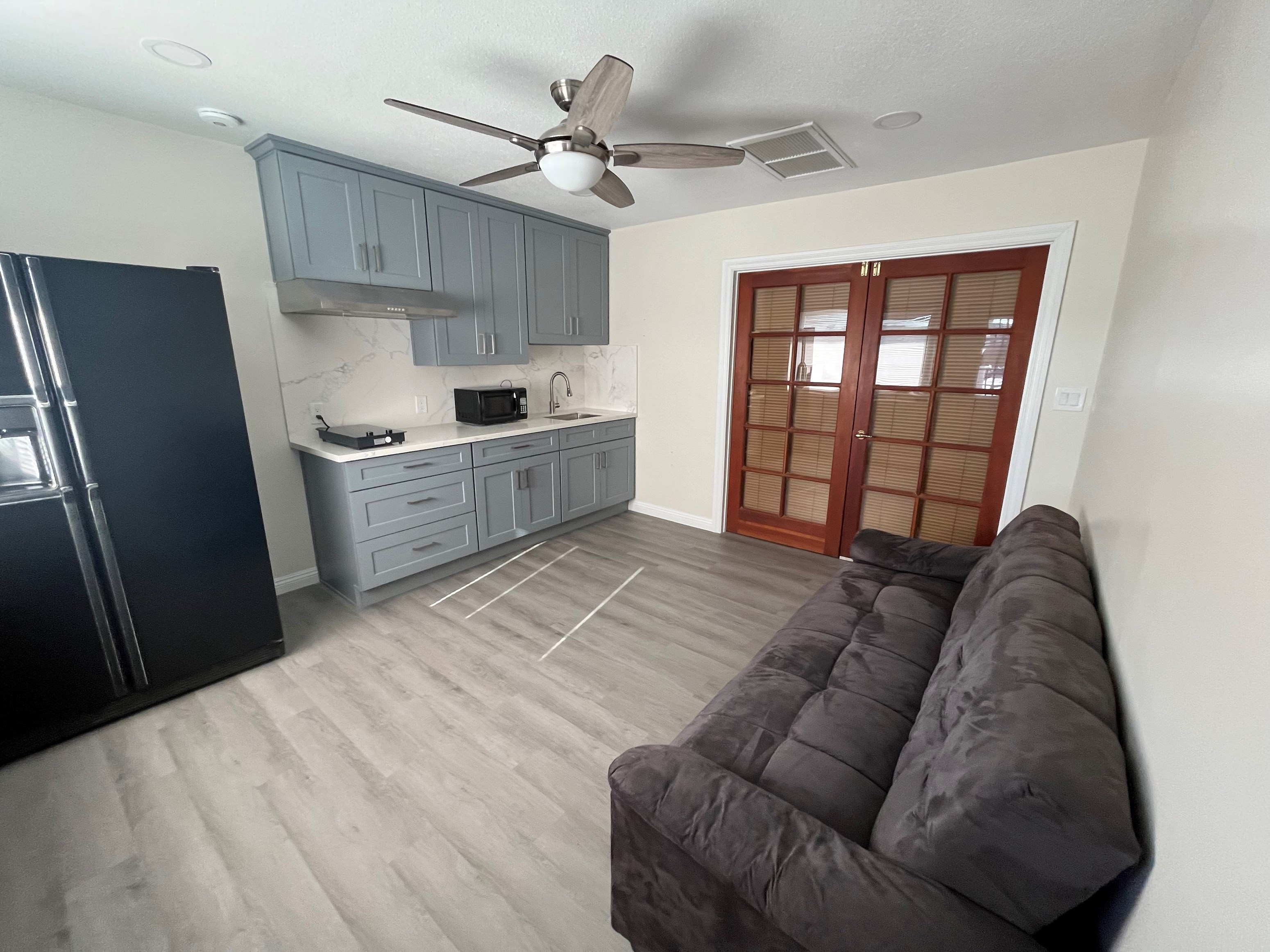 Newly Remodeled 1 Bedroom Unit With Brand New Kitchen And Brand New Bathroom