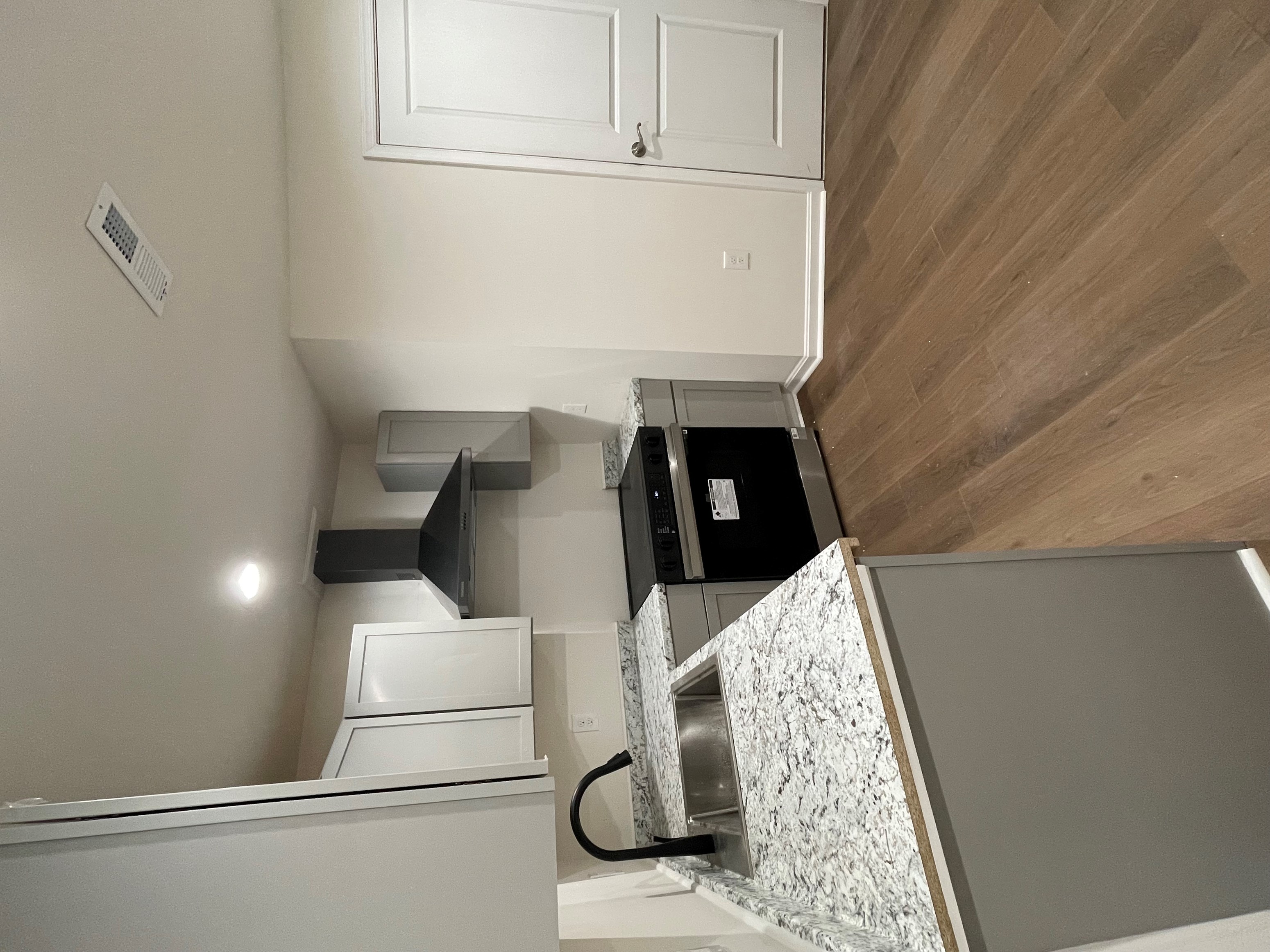 1 Bed 1 Bath Spacious Apartment Available For Rent (all Utilities Included No Extra Cost).
