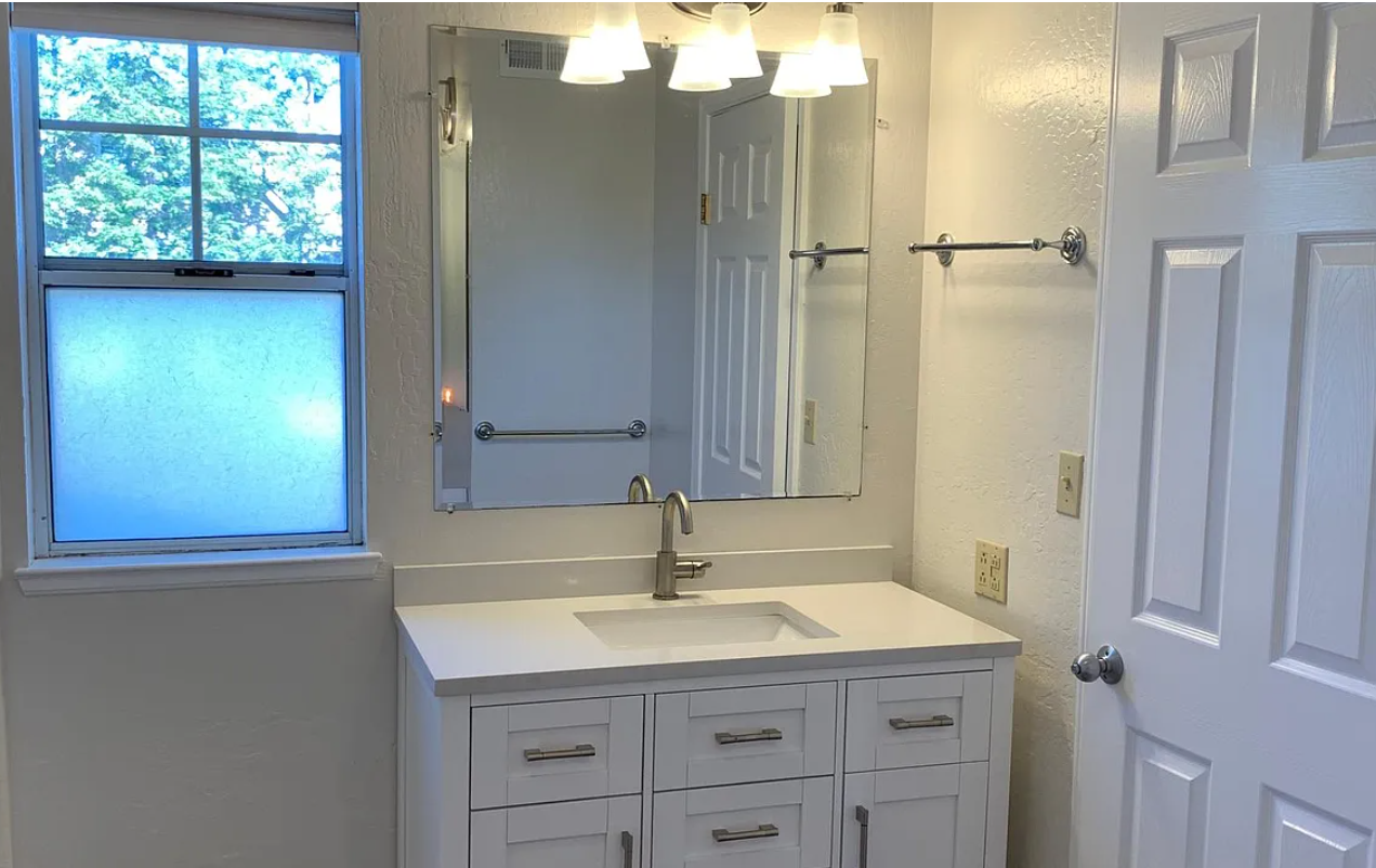 2 Rooms Are Available With Bathroom