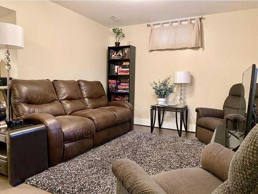 2 Beds 1 Bath LEGAL Suite (Private Laundry & Entrance+Parking)