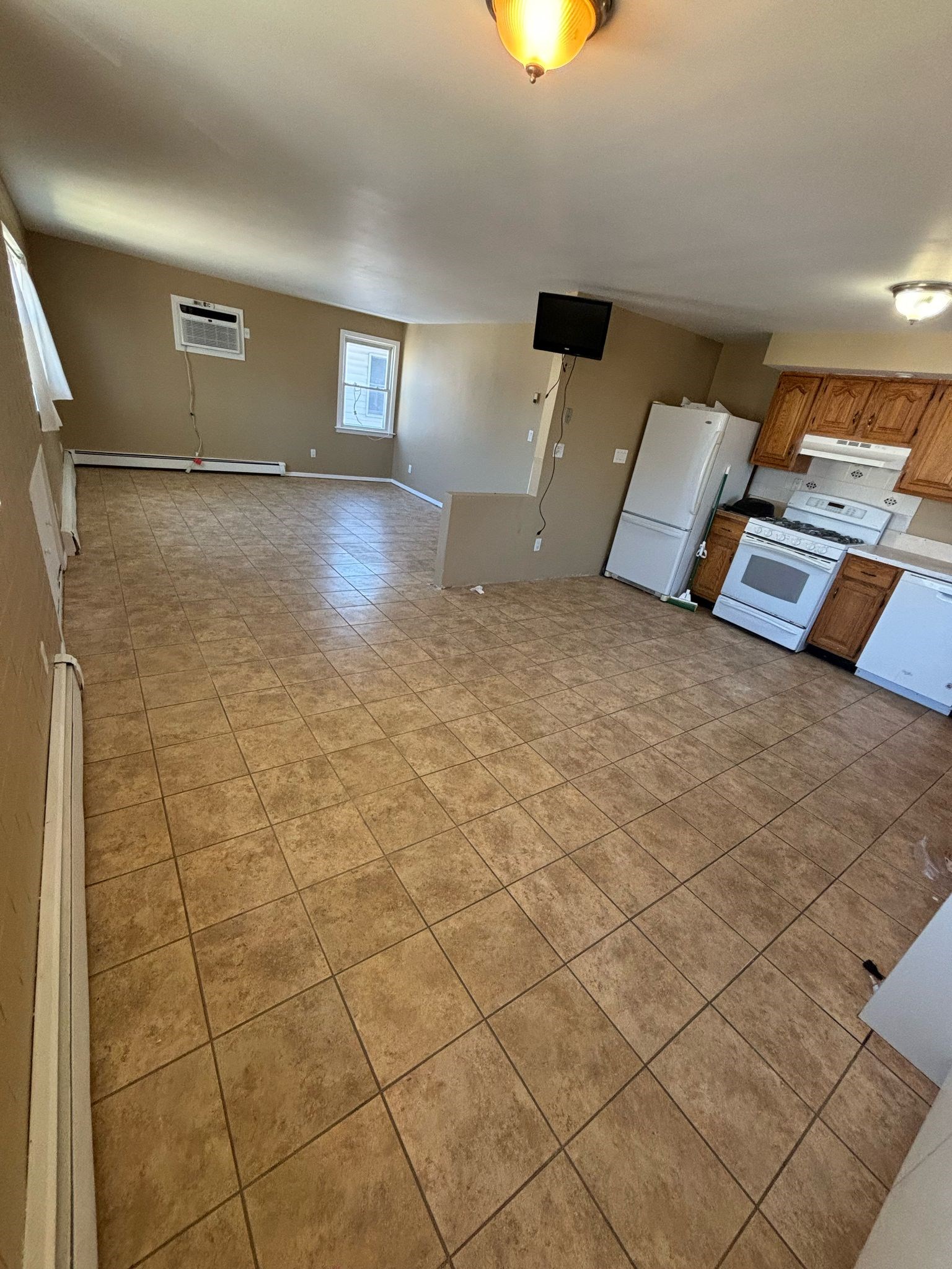 Huge 3 Bedrooms Living Kitchen & Full Bath