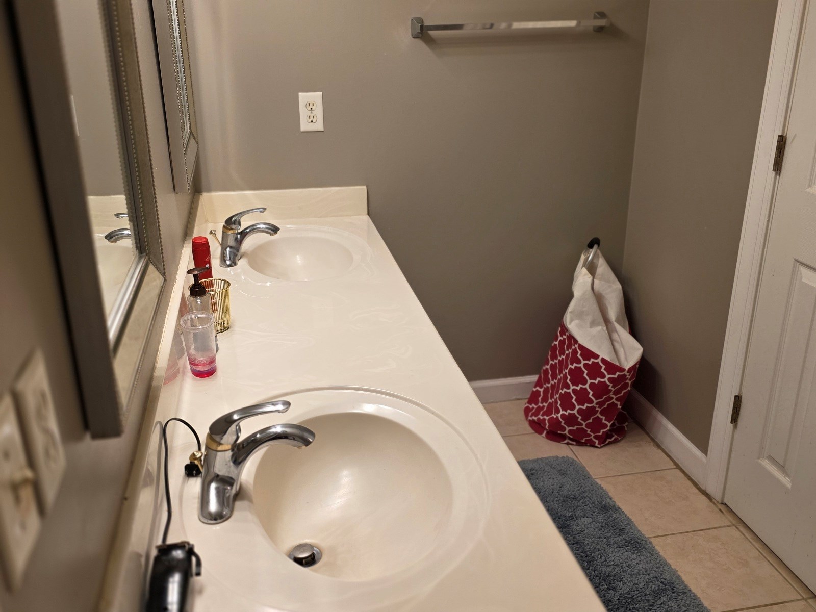 3 Furnished Bedrooms W Attached Bathroom In Safe Neighborhood $800/Mth Only!