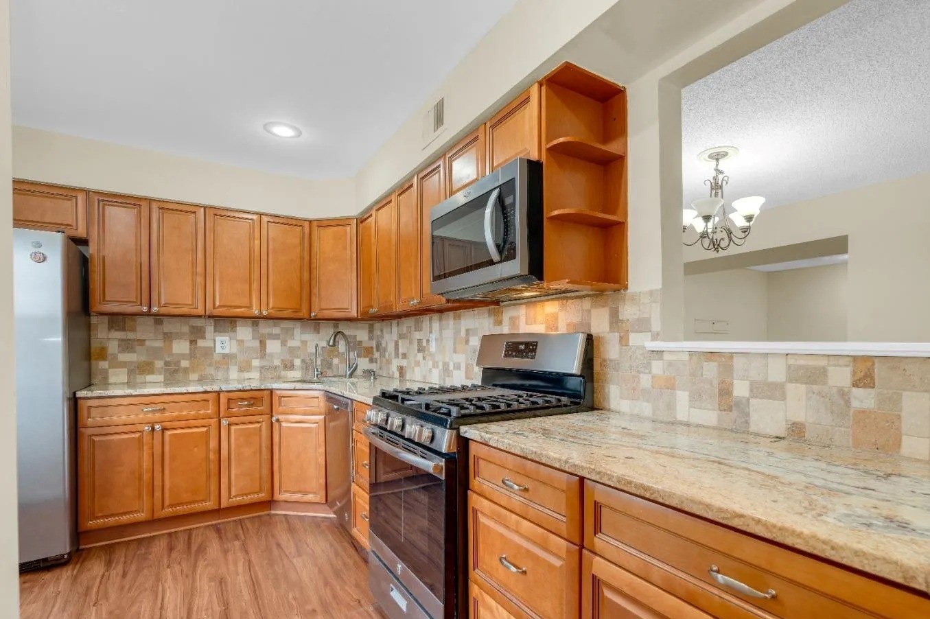 2 Bed / 1.5 Bath Gorgeous Townhouse In A Very Desirable Community