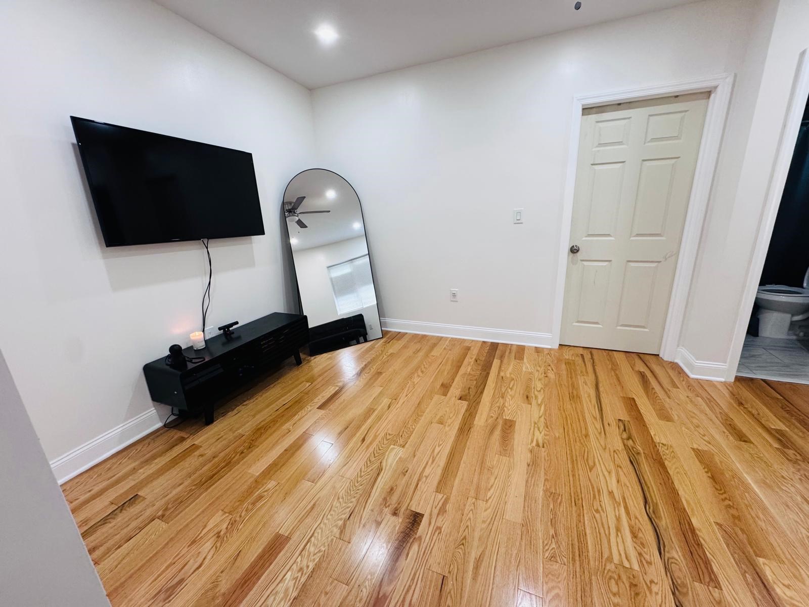 2 Bedroom Apartment Recently Renovated
