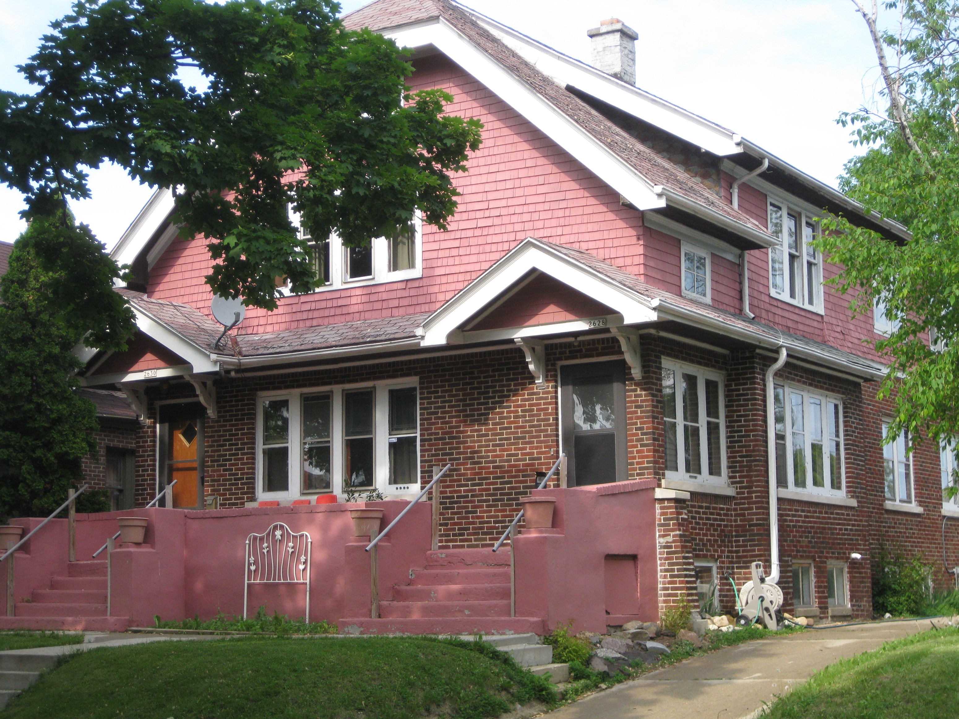 In The Shadow Of Wawatosa , Charming 2 Bedroom  Bungalow With Old World Charm. Centrally Located. Near Medical College. Whole Ap