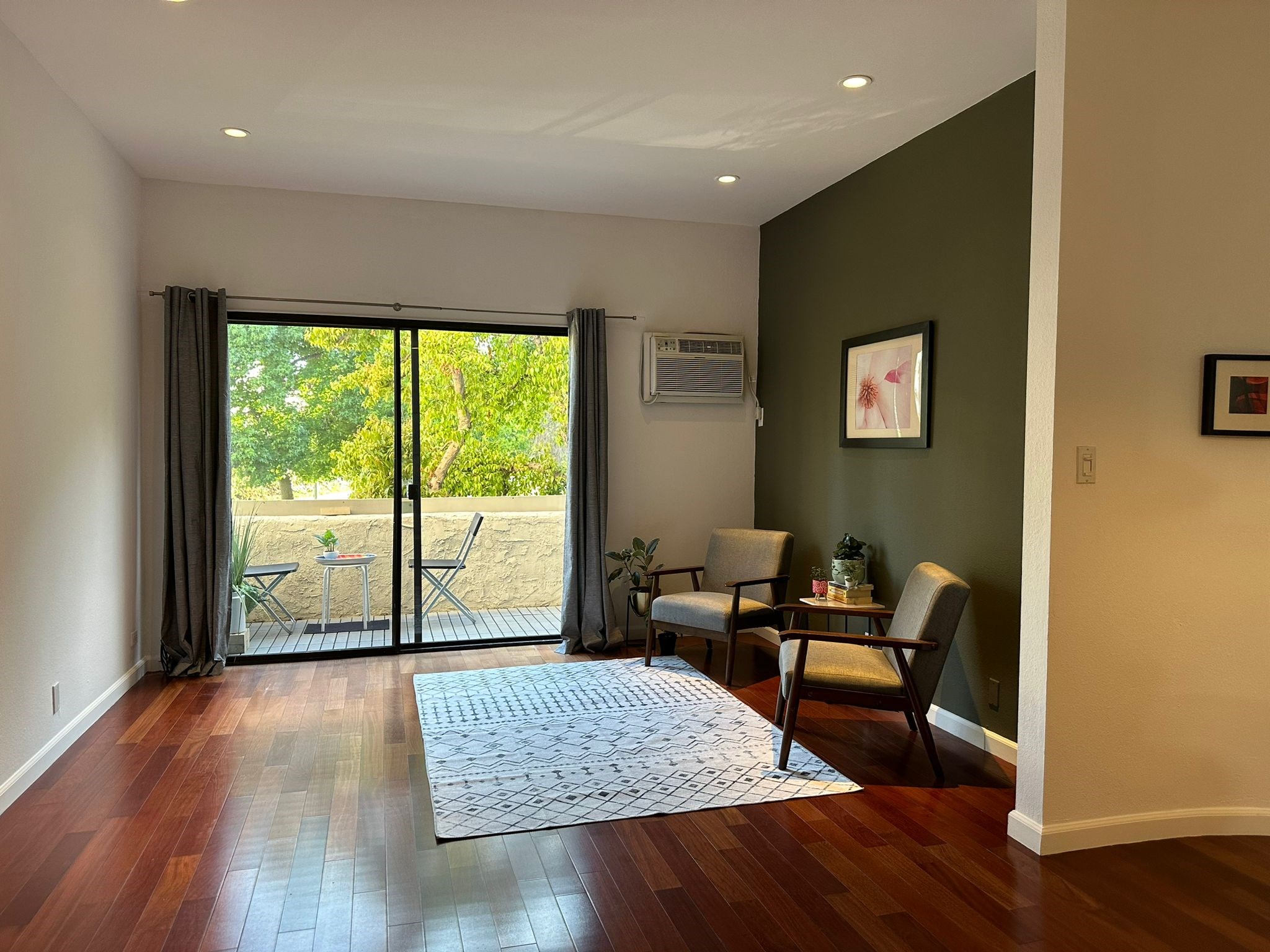 One Bedroom Close To UCLA In Weswood