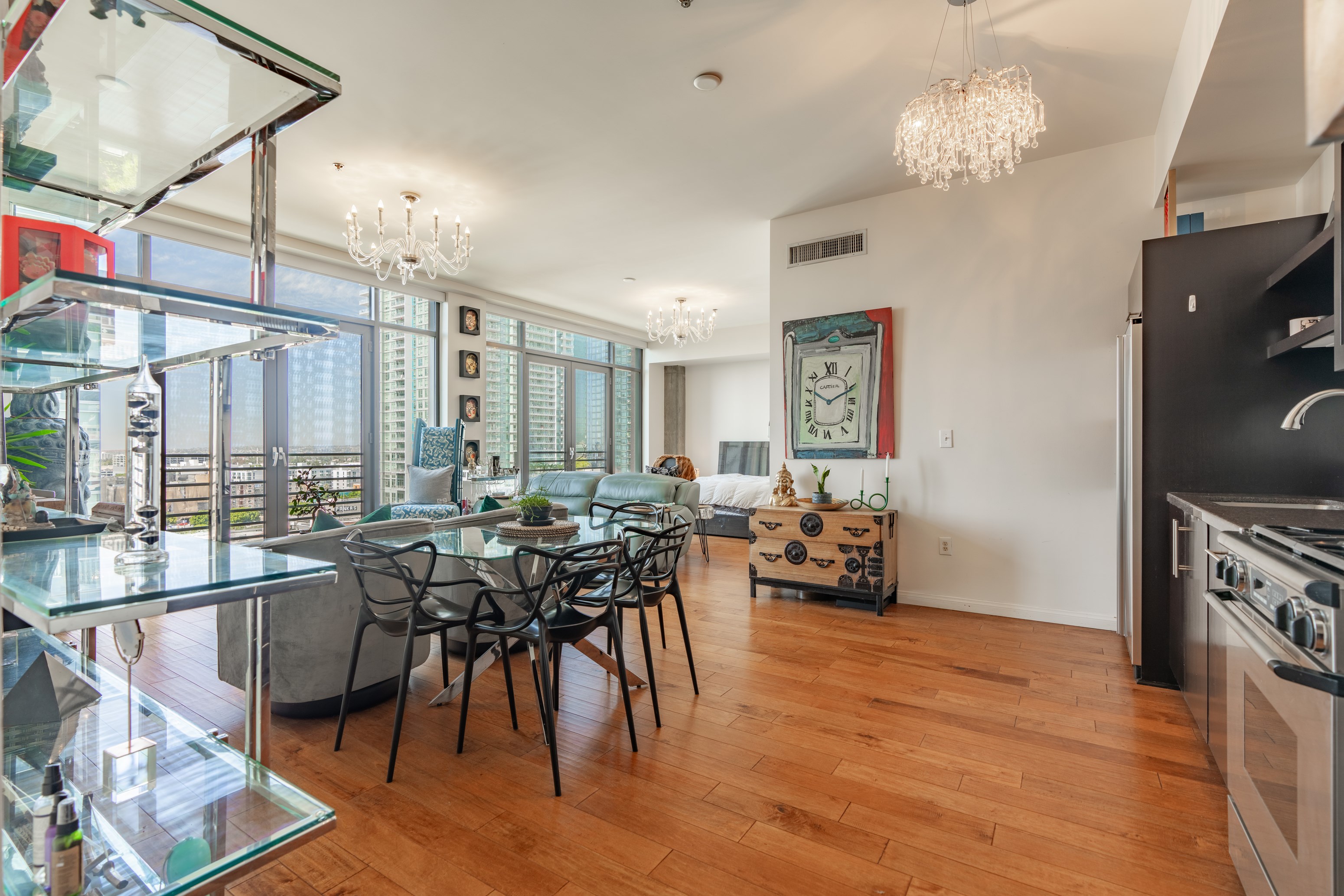 Beautiful Fully Furnished ALL UTITLIES Included. Natural Sunlight. Concierge, Security, Pool/Jacuzzi, Indoor Parking