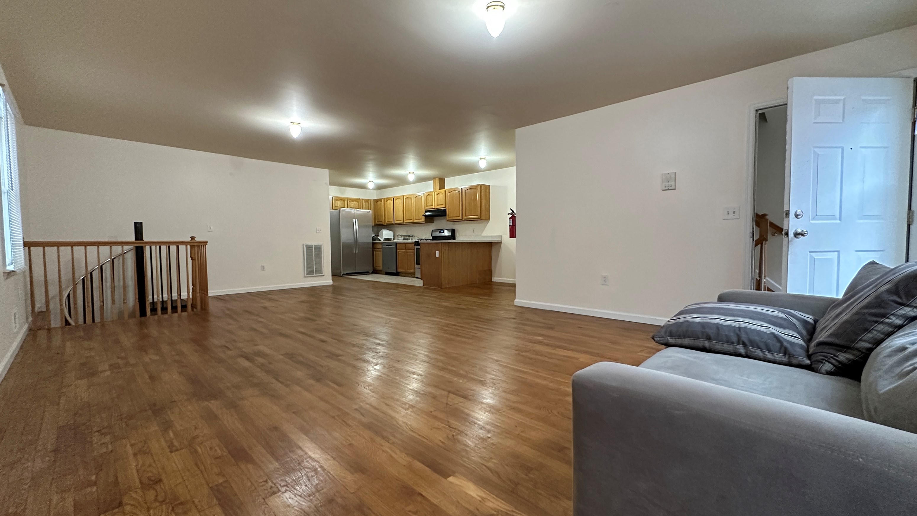 NO BROER FEE. DUPLEAX. 6 BEDROOMS; 3 BATHS; GARAGE; RECENTLY RENOVATED