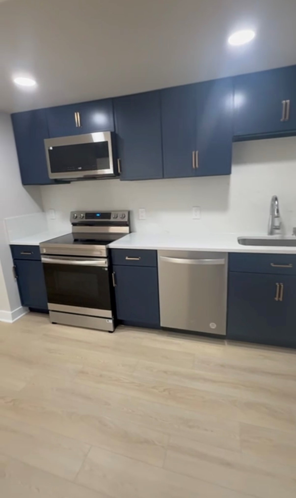 Double Bed Room In A New Basement Near Ashburn, Aldie