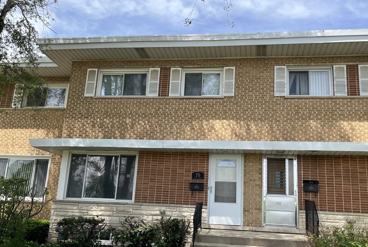 STUNNING TOWN HOUSE IN MOUNT PROSPECT AVAILABLE FOR RENT