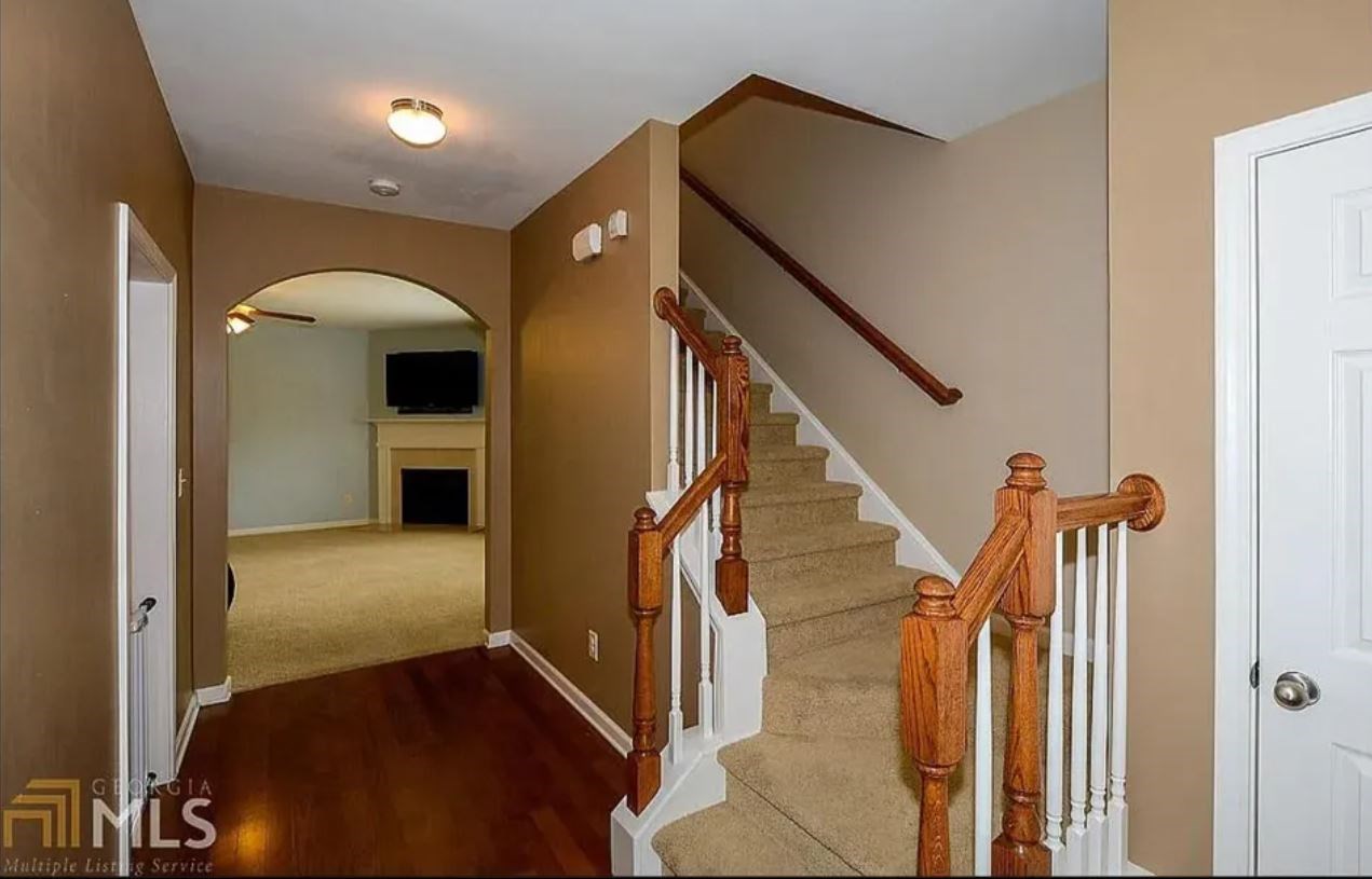 Fabulous END-UNIT Townhome In Great Location!