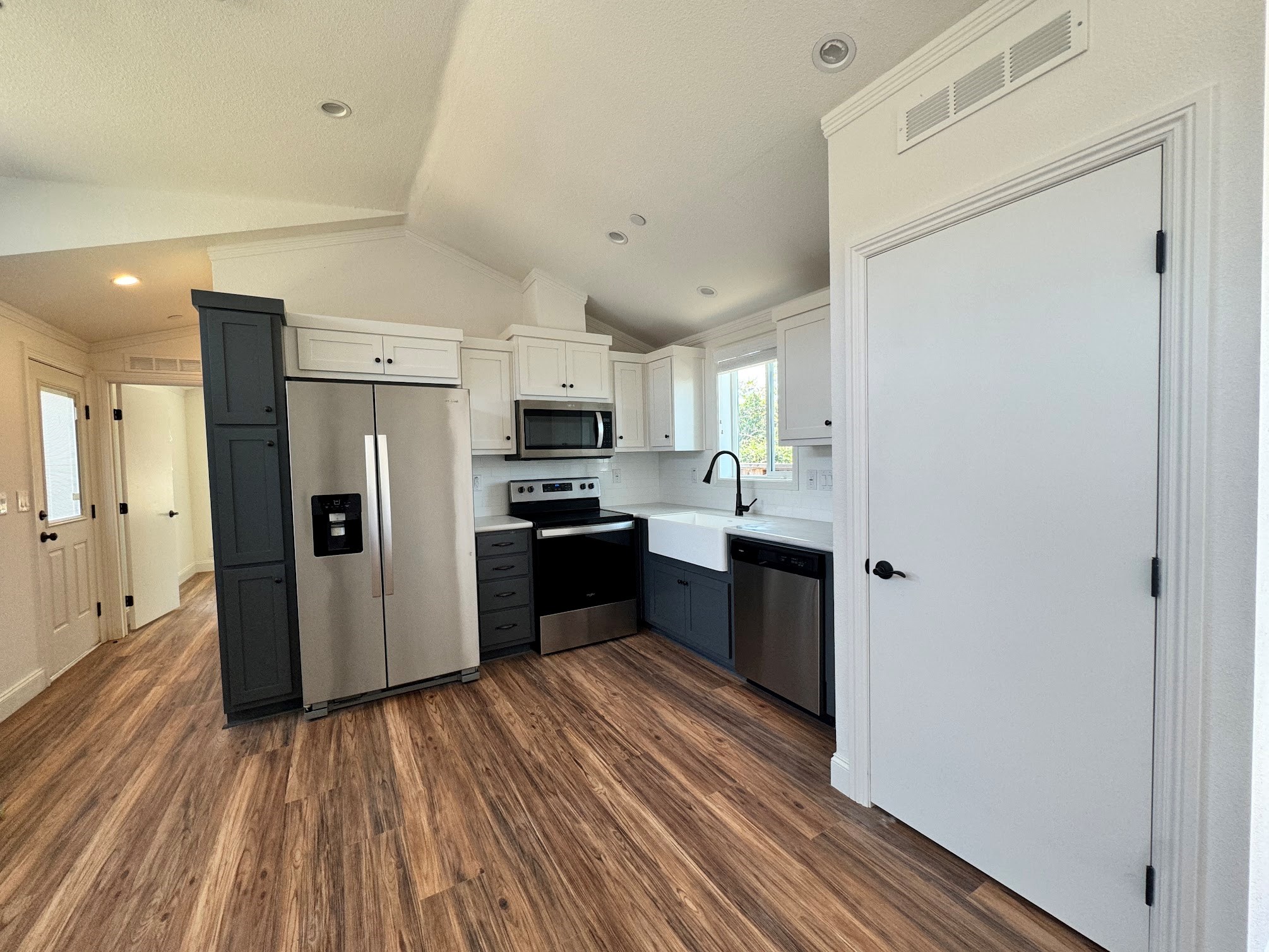 2 Bedroom/1Ba ADU Unit. Brand New Beautiful. Kitchen, Washer/Dryer. Backyard Of Single Family Home.