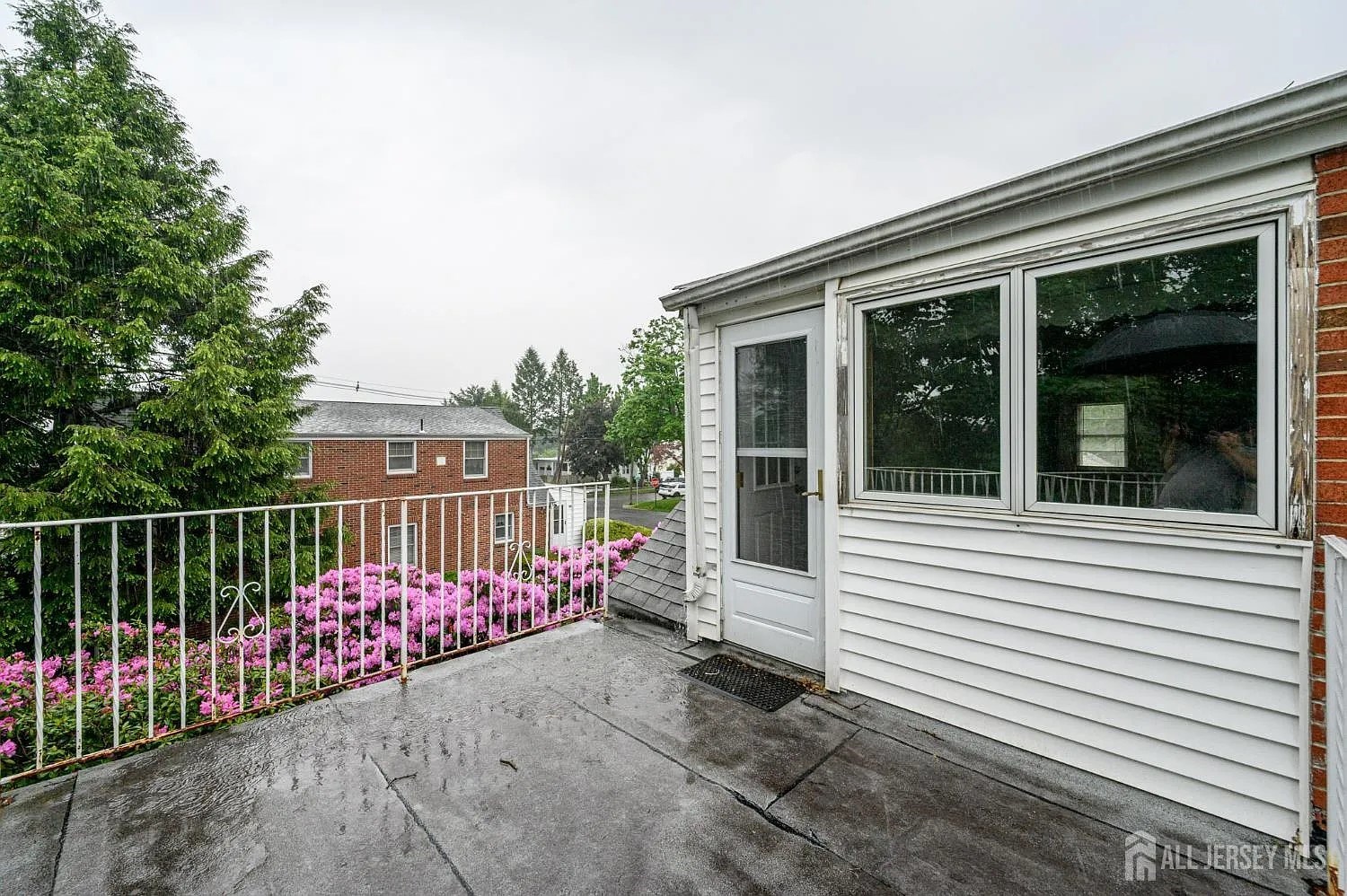 Bright And Spacious 2-Bedroom Apartment – 2nd Floor With Private Entrance