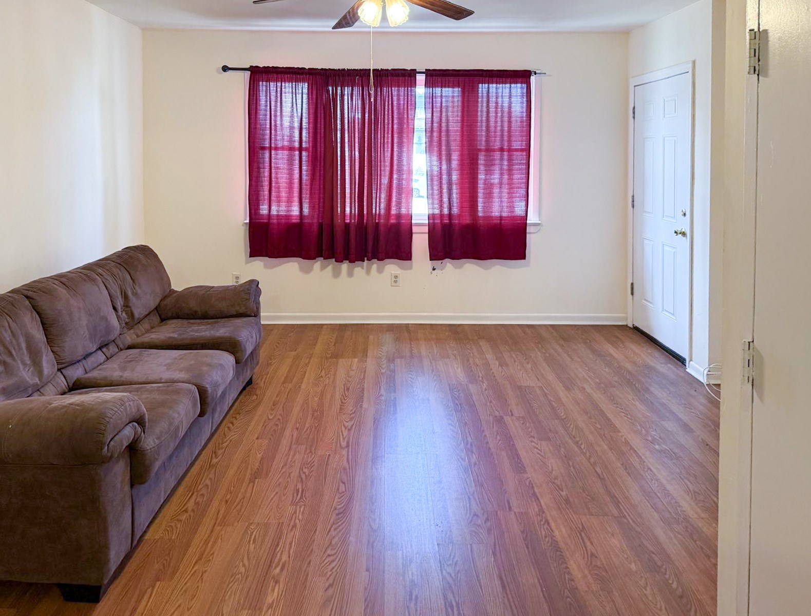 Just Steps Away From Light Rail (20 Min To NYC!) 3BR/2BA Apartment For Rent!