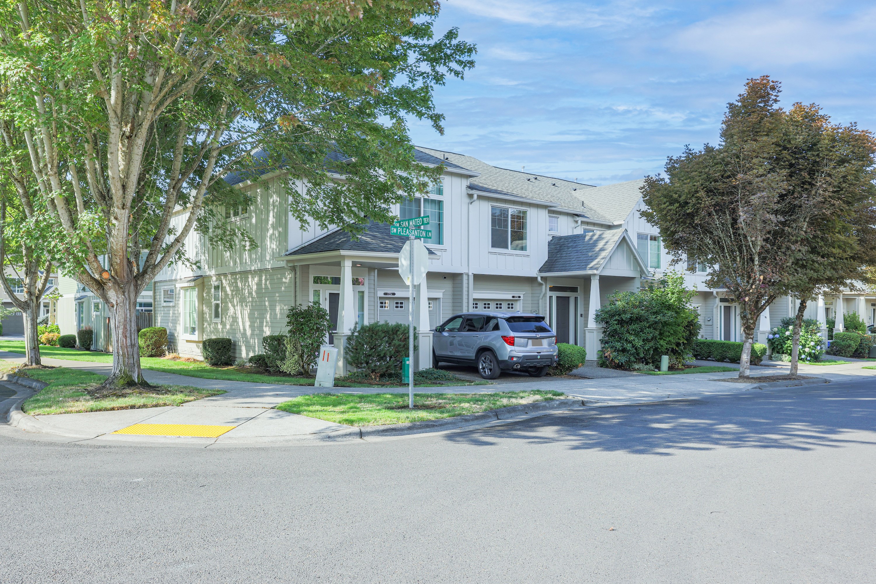 Fully Furnished Luxury Townhome – 3 Bed / 3 Bath – Prime Location