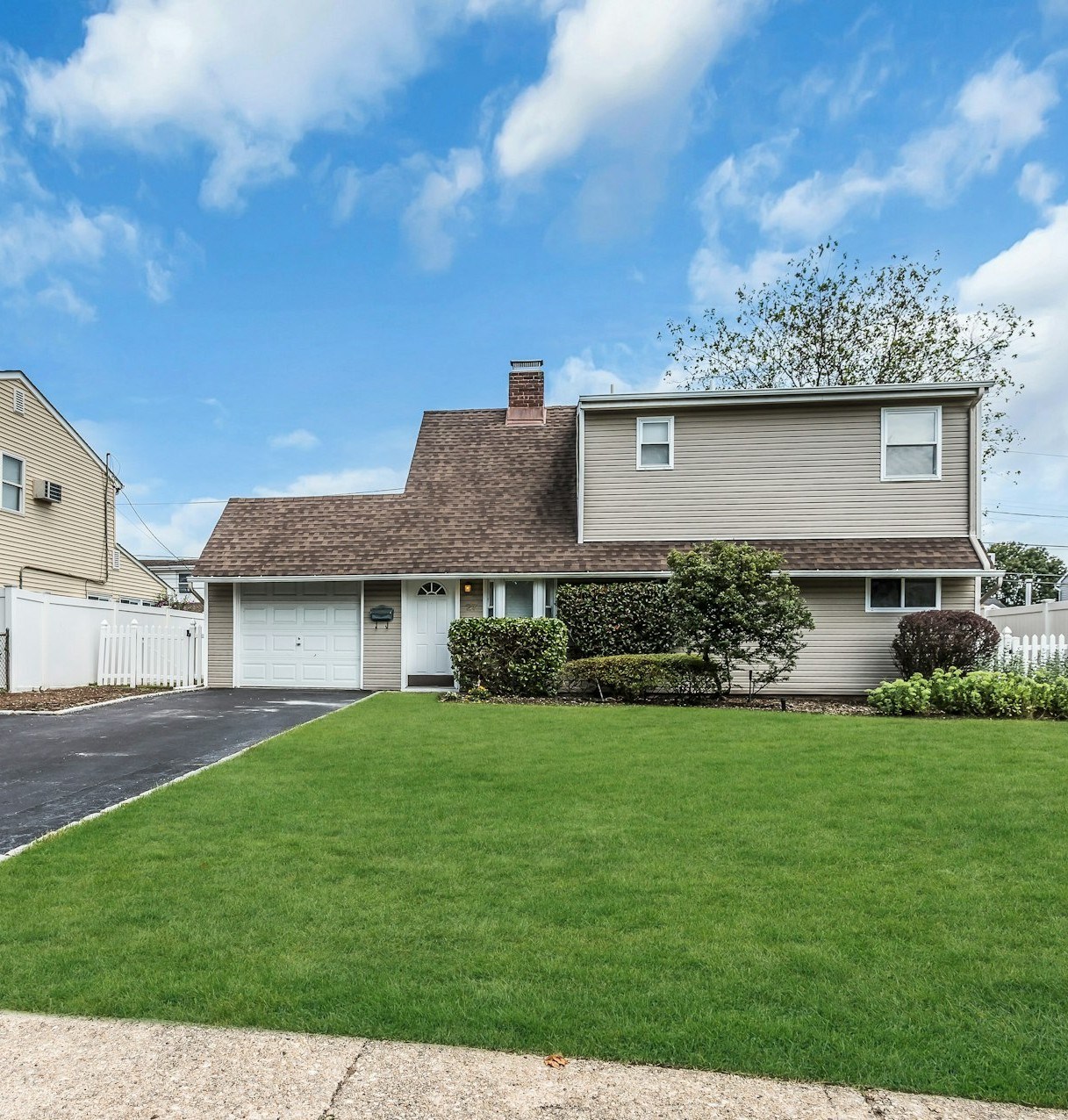 Lovely Home In Hicksville