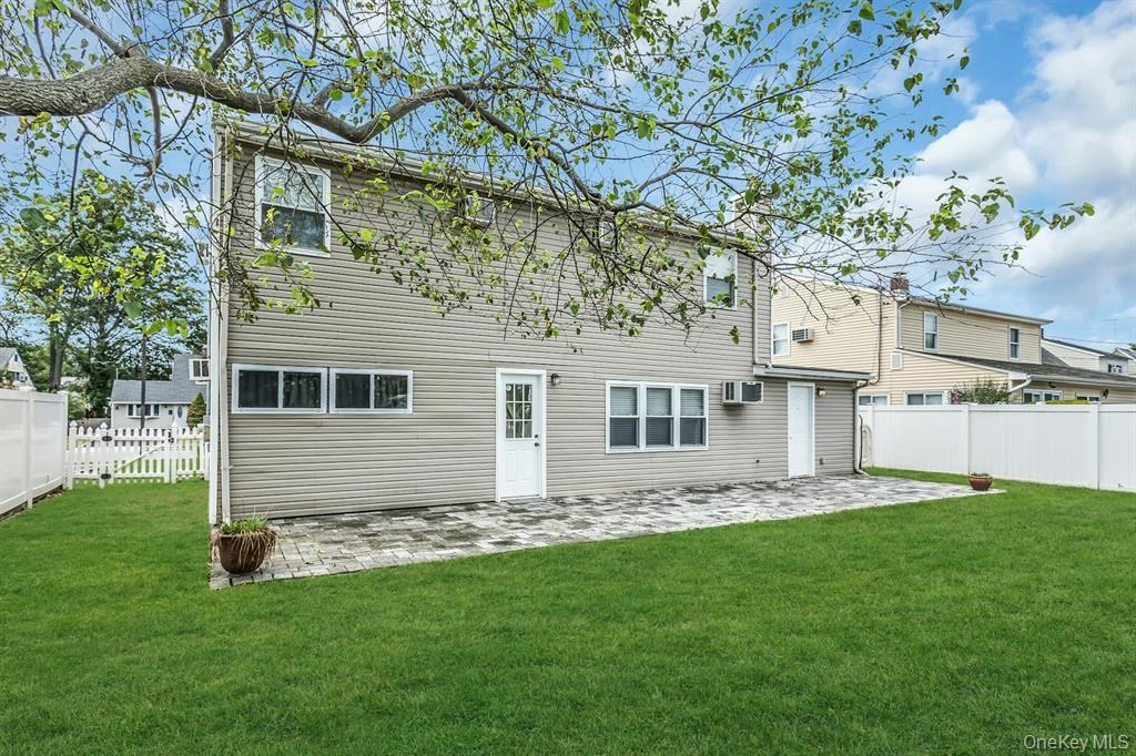 Lovely Home In Hicksville