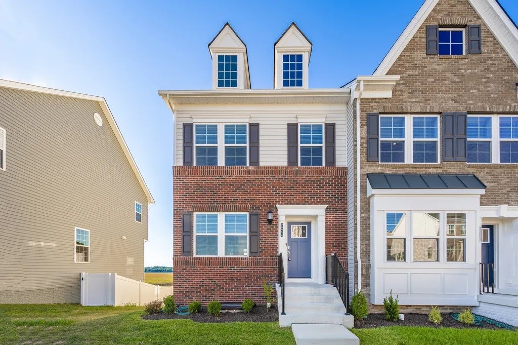 **OFFER** Modern 3 Bed / 3.5 Bath End-Unit Townhome With Deck