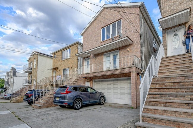 3 Bed 2 Bath Very Spacious