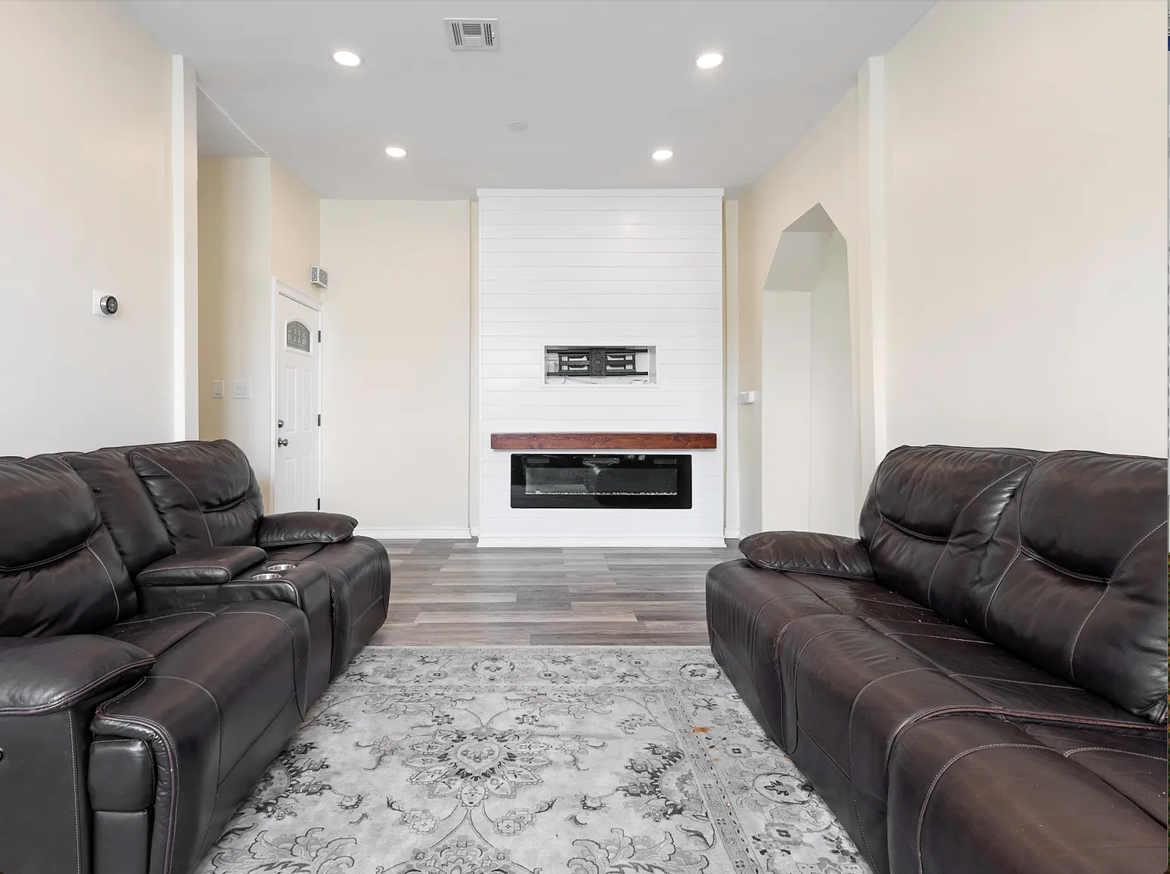 NEWLY RENOVATED 3 BEDROOM APARTMENT WITH 1.5 BATHROOM