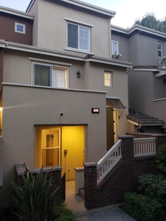 Gorgeous Tri-level, 3 Bedroom, 3.5 Bathroom Town Home In One Of The Best Communities [VILLAGE SQUARE] In San Jose!