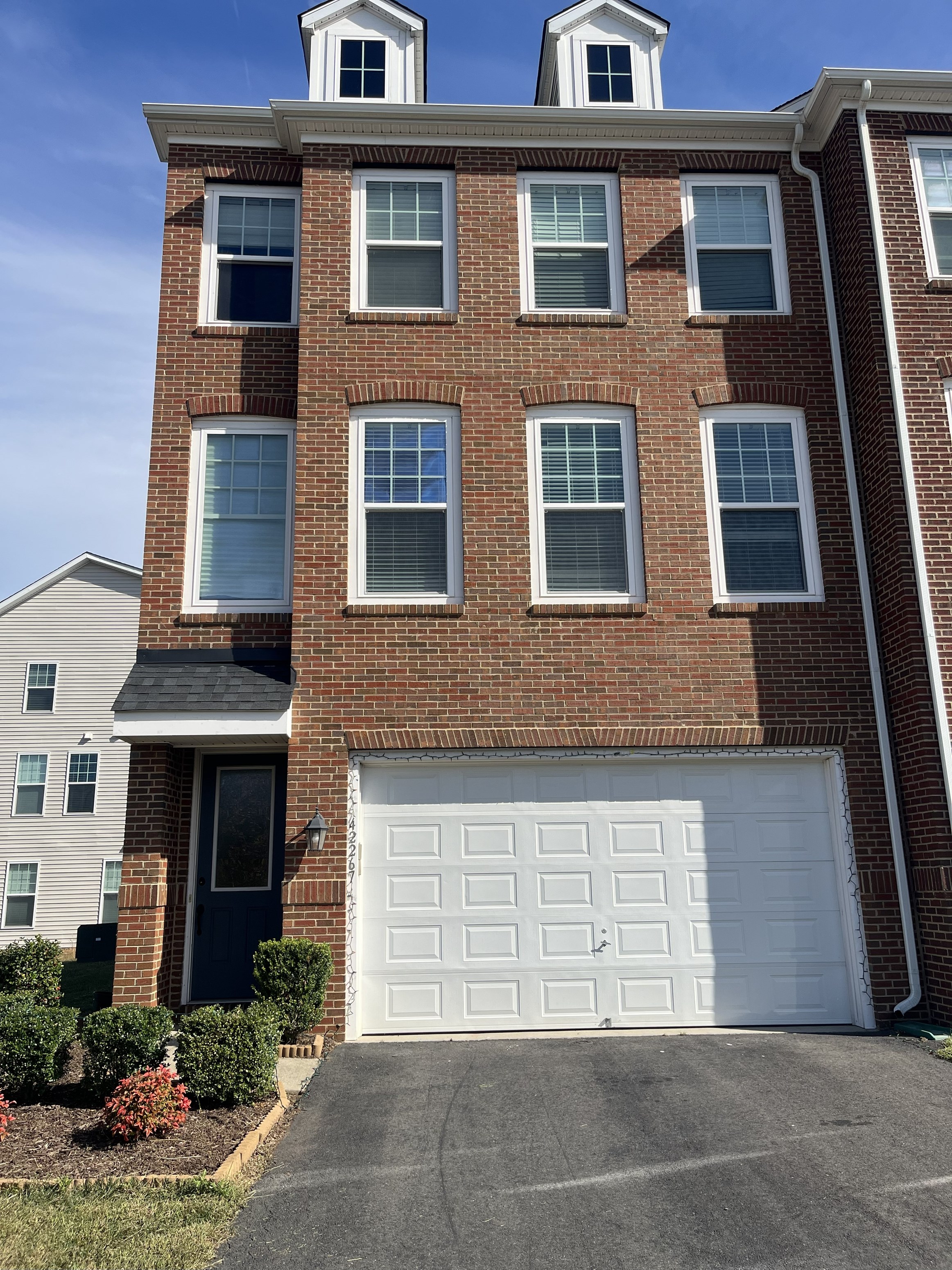 Beautiful (3 Bed, 3.5 Bath)Townhome In South Riding Bright And Spacious! (Specials -$100 Off First 3 Months )