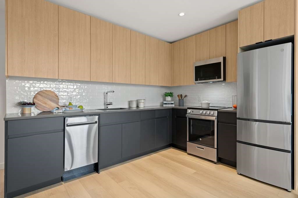 LUXURY 1 BEDROOM APARTMENT BESIDE JOURNAL SQAURE PATH STATION - SHORT-TERM SUBLEASE