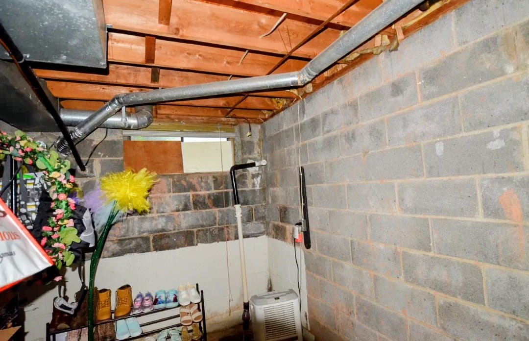 1 Bed/ 1 Bath With Additional Rooms In Basement - Condo Available For Rent