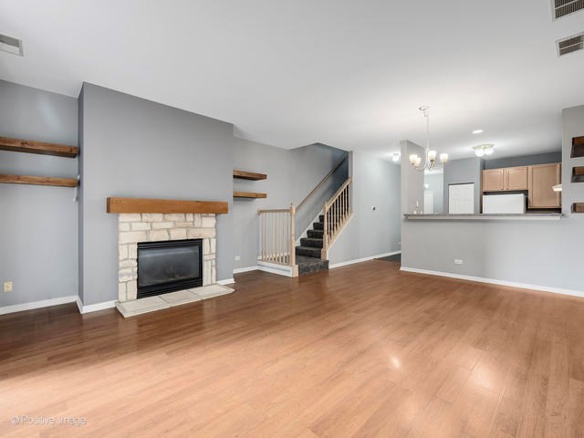 Luxurious 2 Bed/2 Bath Townhouse In Naperville | Available Now| Near Metra Station