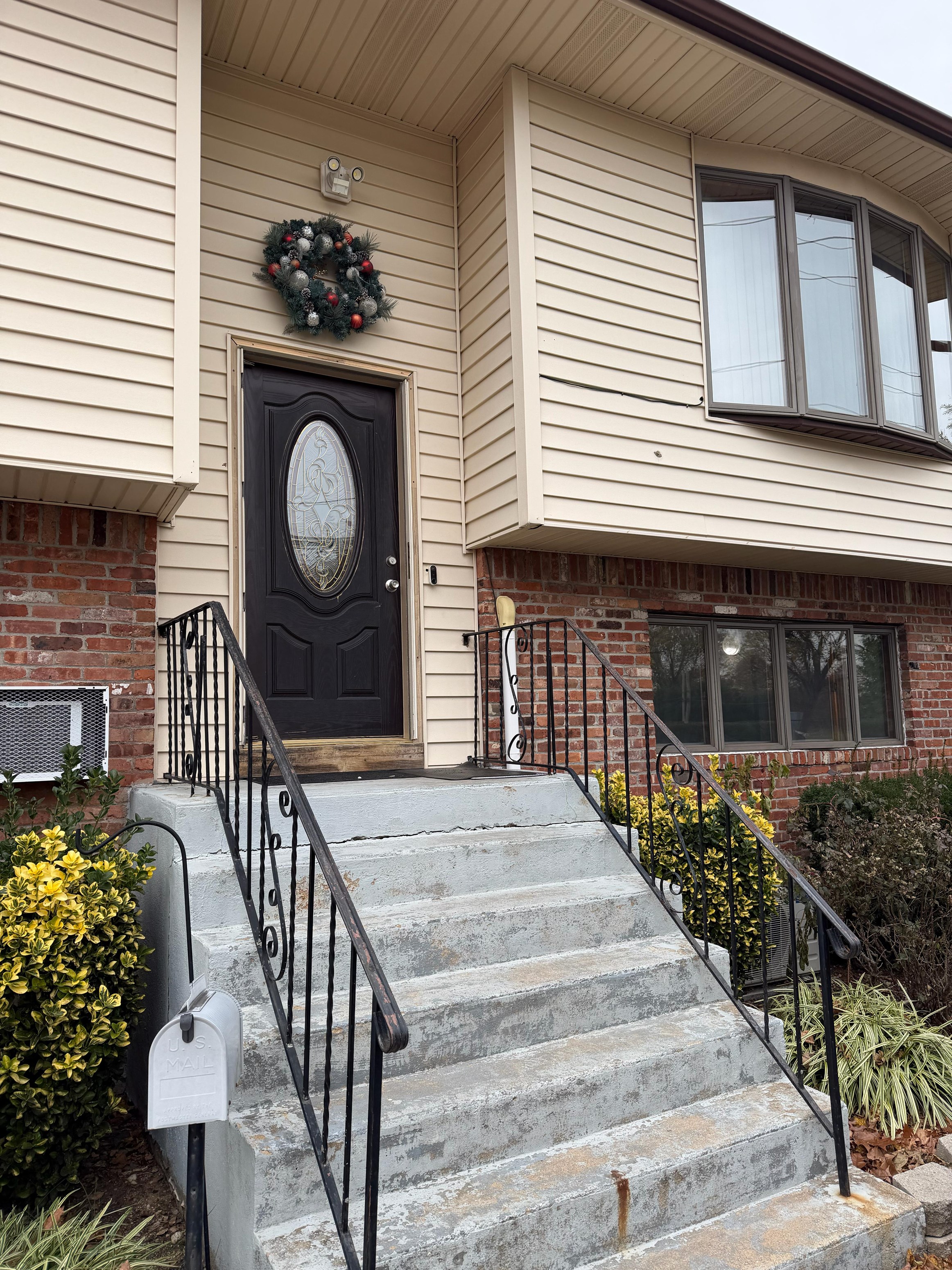 3 Bed , 1 Bath House For Rent