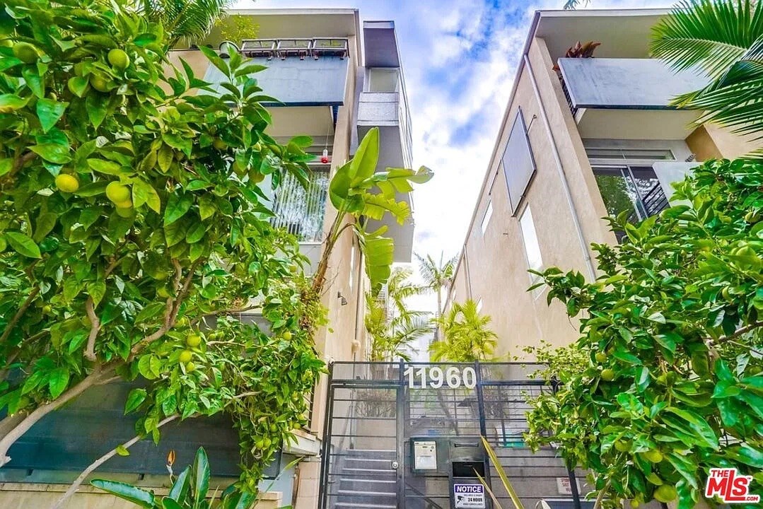 Modern West Los Angeles Living In Bright And Spacious Townhouse-style Home