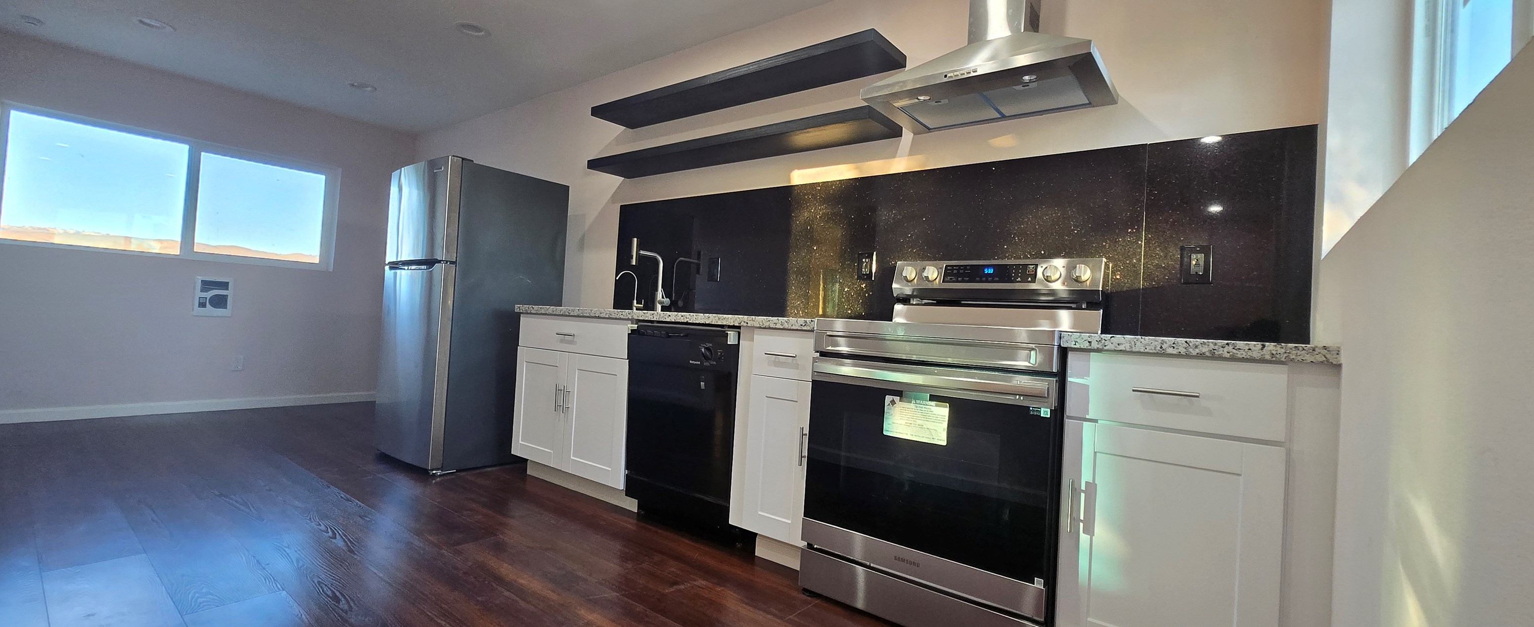 1-Bed 1 Bath Full House With Full Kitchen