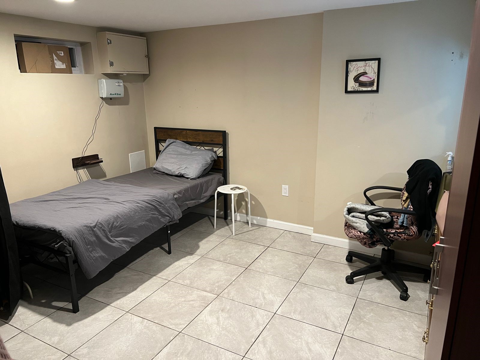 1 Bedroom Basement Apartment With Separate Entrance With 1bath And Kitchen