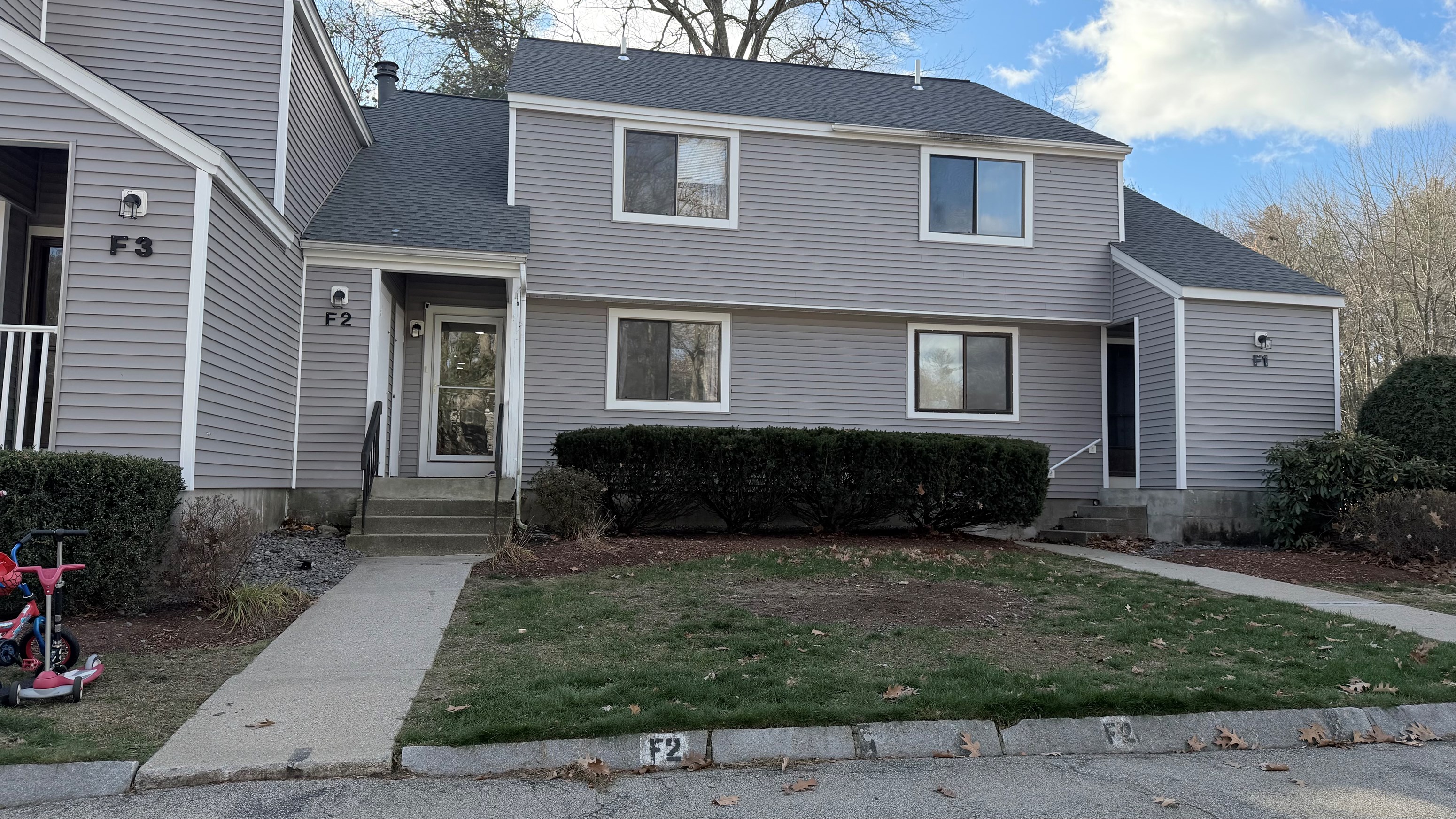 Move-In Ready (Available From 01/01/2026) Townhome In Desirable Villa Condominiums & Bicentennial School District!