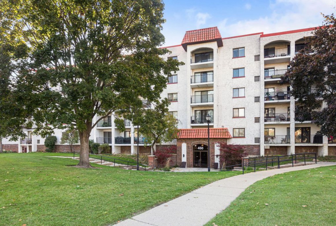 Bright & Spacious 2 Bed / 2 Bath Condo | 1,300 Sq Ft In Wheeling