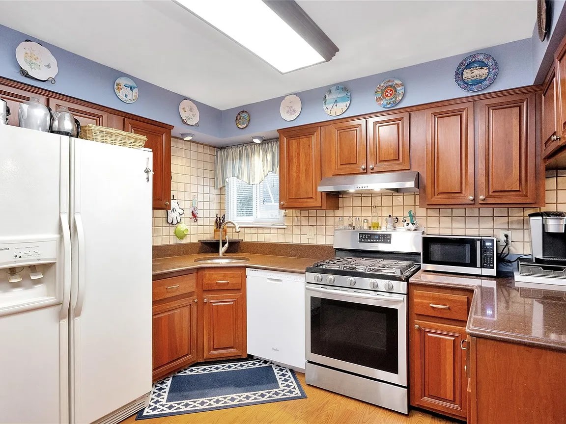 Full House 4 Bedrooms 2 Baths Living Kitchen