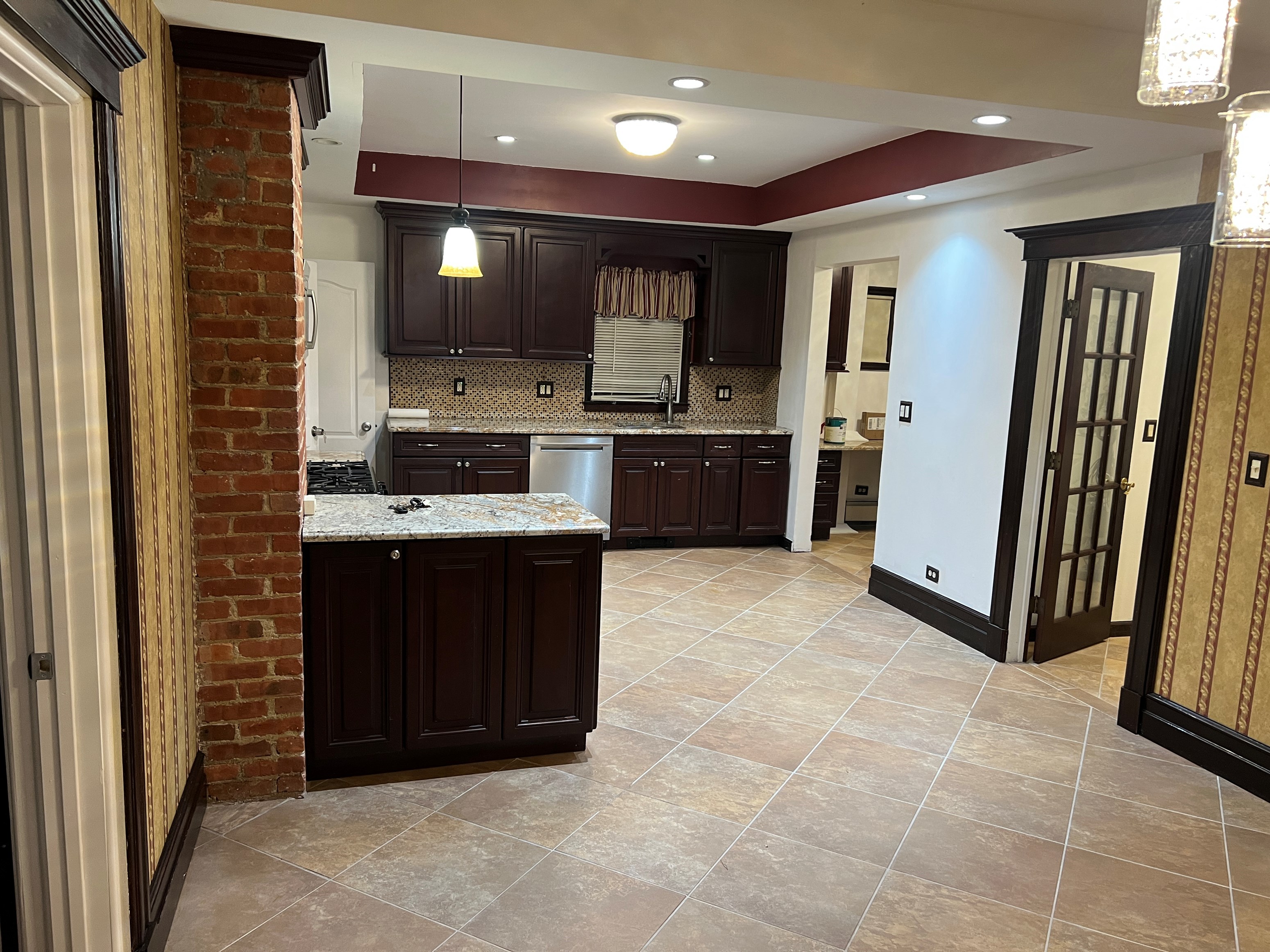 *Rent 3 Bedroom Apartment In Franklin Square, NY 3300 Per Month . Fully Renovated. Near All Transit , University And Shopping Ce