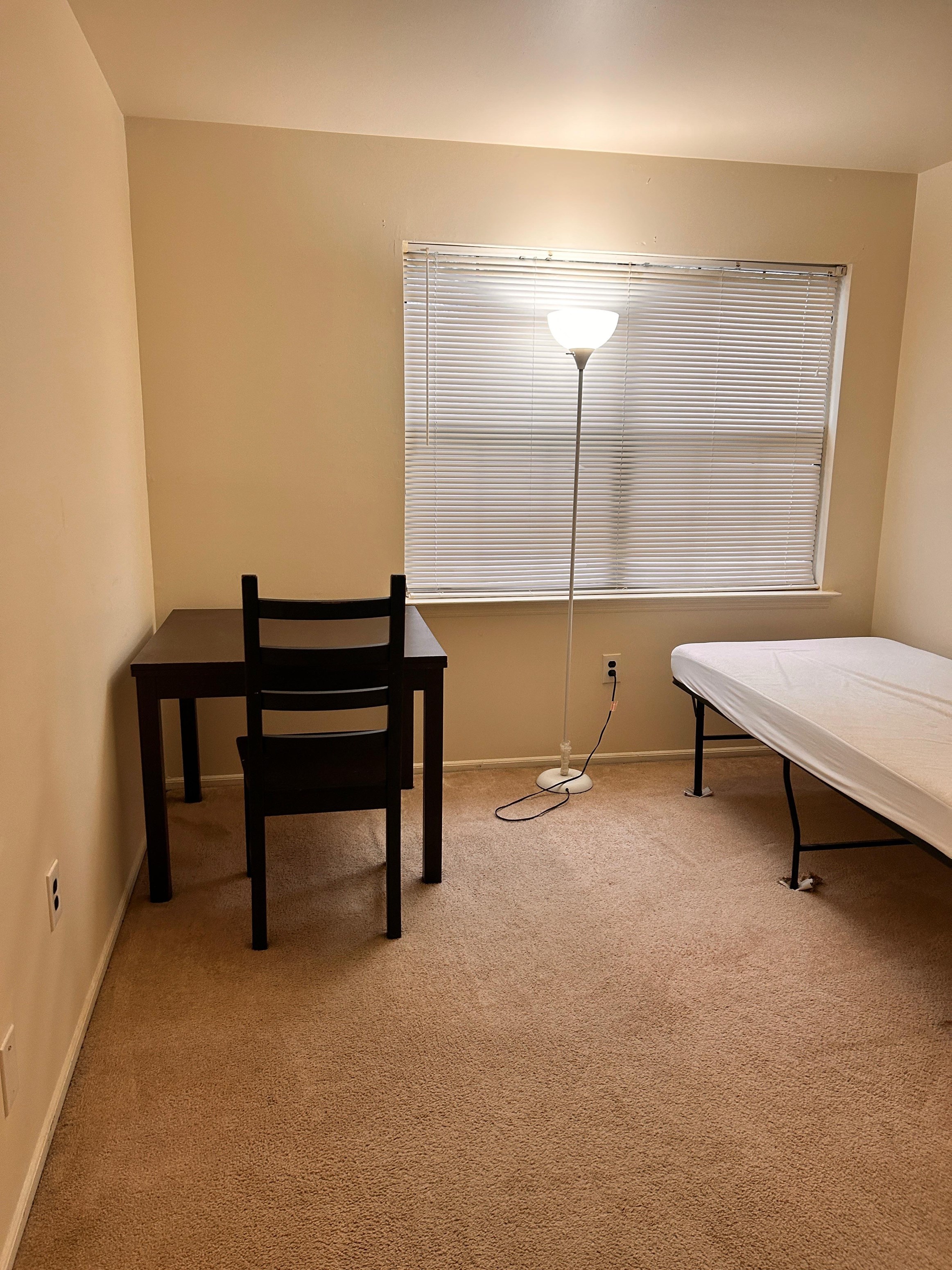 Private Room With Private Bathroom Near Oak Tree And Metropark Train Station