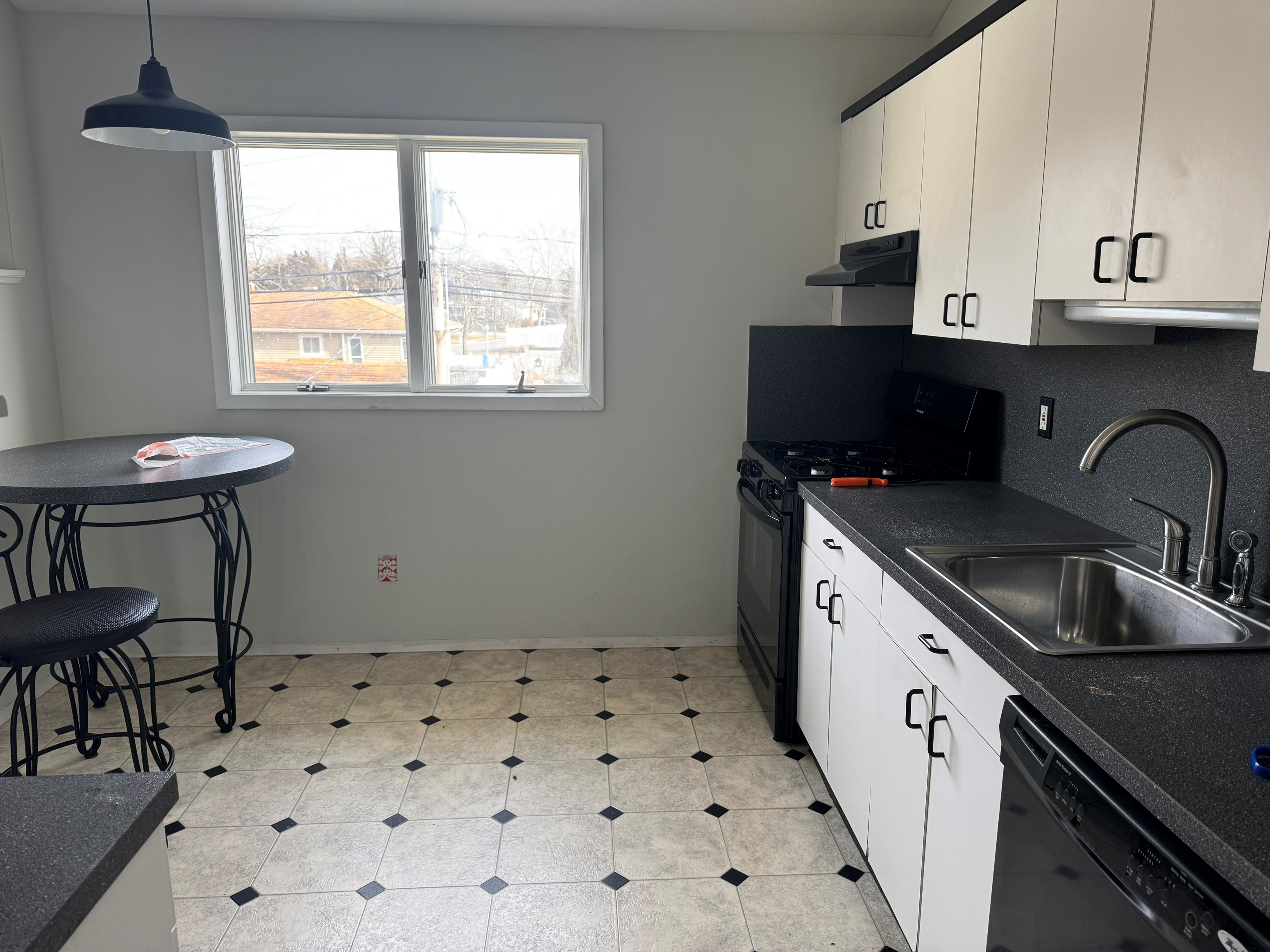 2nd Floor Spacious Apartment Near Smithtown Byepass In Hauppauge