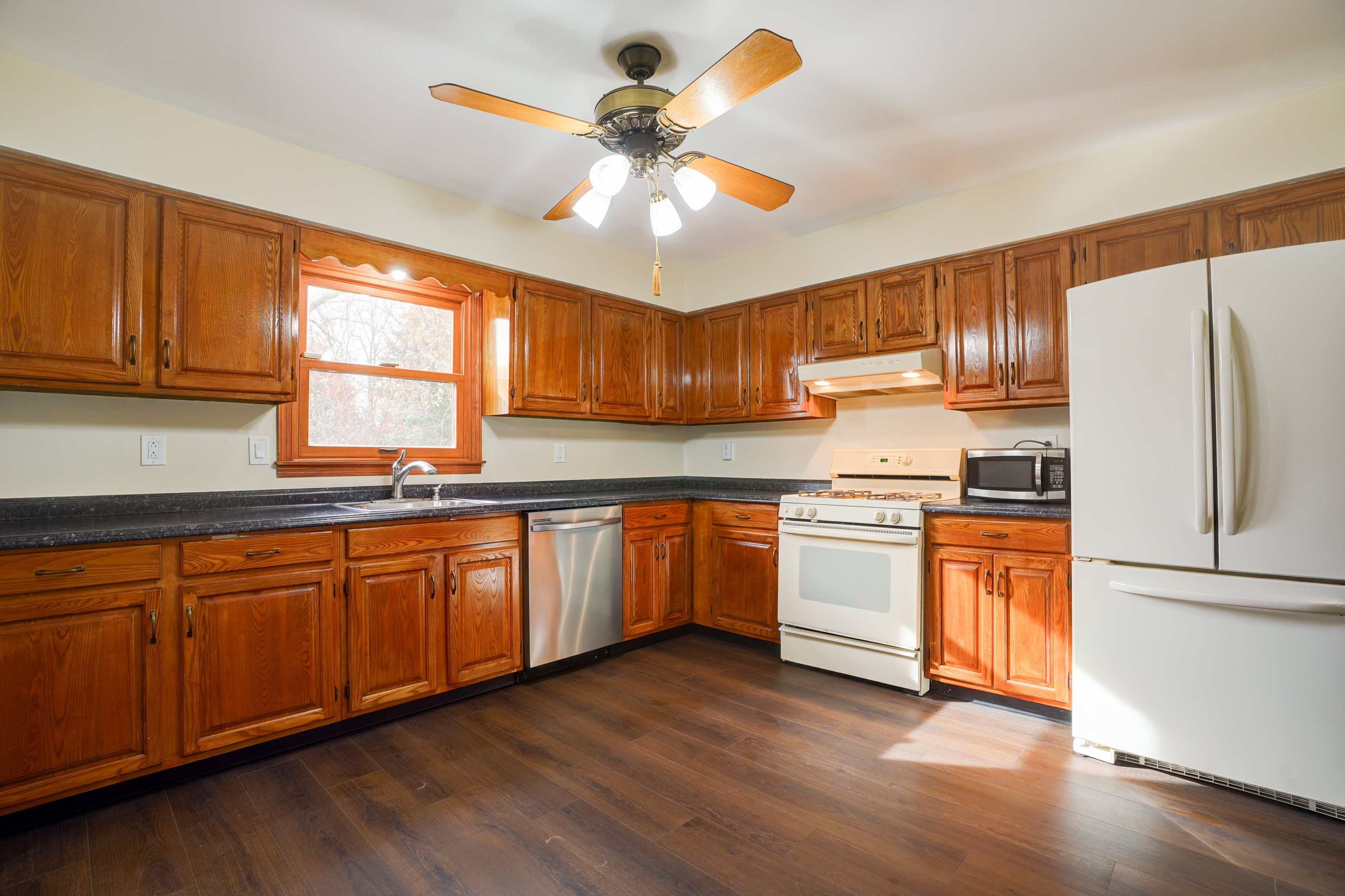 Easy Living  Close To Train & Great Yard